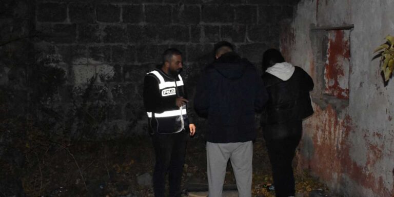 Kars Emniyeti okul çevreleri ve metruk binalarda denetimler yaptı