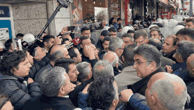 CHP’liler Esenyurt Belediyesi önünde polise takıldı