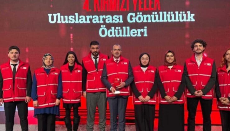 Ani Ören Yeri Kazı Başkanı Doç. Dr. Muhammet Arslan ve ekibine “Afetin Gönüllüleri” birincilik ödülü aldılar