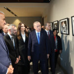 Cumhurbaşkanı Erdoğan ve Çiğdem Karaaslan ‘Hanzala Sergisi’ni gezdi