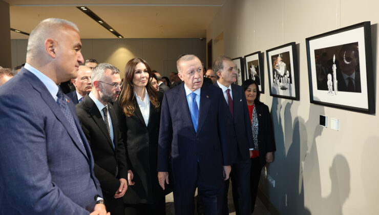 Cumhurbaşkanı Erdoğan ve Çiğdem Karaaslan ‘Hanzala Sergisi’ni gezdi