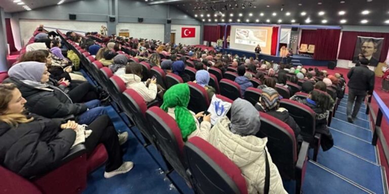 Kars’ta ”En İyi Narkotik Polisi ANNE” projesi ve UYUMA uygulaması hakkında eğitim verildi