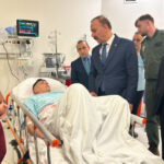 Vali Abdullah Erin, 6 askerin şehit olduğu kazada hastaneye kaldırılan askerleri ziyaret etti