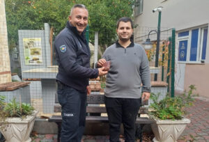 Antalya Kemer’de zabıtadan örnek davranış