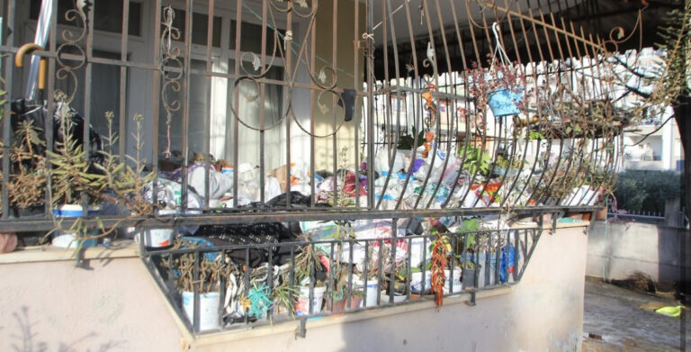 Yaşlı kadının evinden 2 kamyon dolusu çöp çıktı