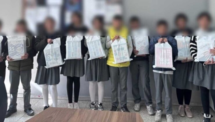 Kars’ta 24 öğrenciye kaynak kitap seti hediye edildi