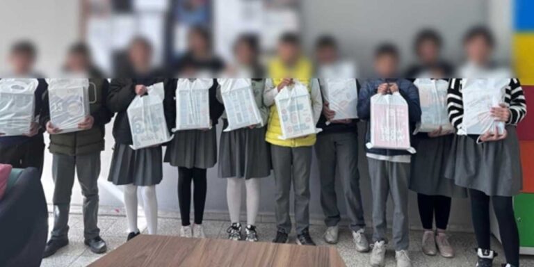 Kars’ta 24 öğrenciye kaynak kitap seti hediye edildi