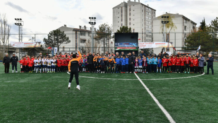 Ankara Büyükşehir Belediyesi’nden 33 halı saha!