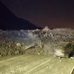 Karadeniz Sahil Yolunda Heyelan. Vali, Toprak Altında Araç Kaldı mı Bilmiyoruz