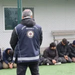 Amasya’da polisten kaçmaya çalışan minibüsten 20 düzensiz göçmen çıktı