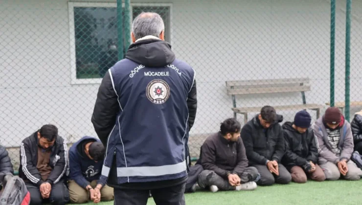 Amasya’da polisten kaçmaya çalışan minibüsten 20 düzensiz göçmen çıktı