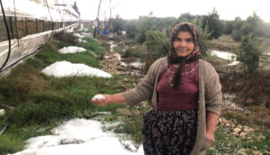 Serik’te sağanak yağmur sonrası dolu yağdı