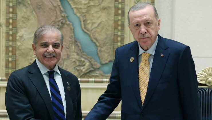 Cumhurbaşkanı Erdoğan, Pakistan Başbakanı Şahbaz Şerif ile Kahire’de görüştü