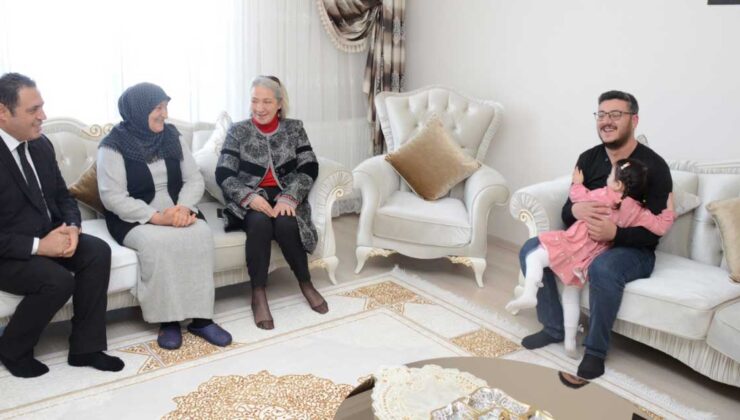 Vali Ziya Polat’ın eşi Pınar Filiz Polat şehit ailesini ziyaret etti