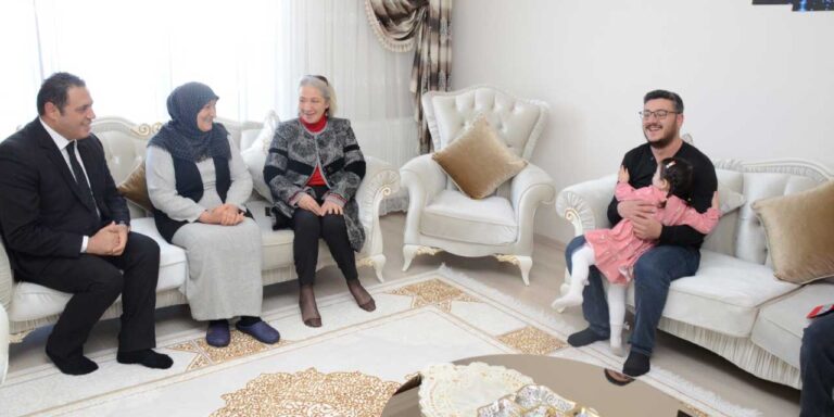 Vali Ziya Polat’ın eşi Pınar Filiz Polat şehit ailesini ziyaret etti