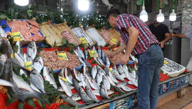 Balık tezgahlarında palamut yerini hamsiye bıraktı