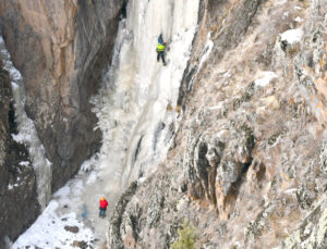 Dağcılardan Keklik Şelalesi'ne buz tırmanışı
