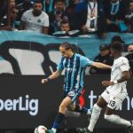Fenerbahçe, Adana Demirspor'u 4-0 mağlup ederek puan farkını 6'ya indirdi