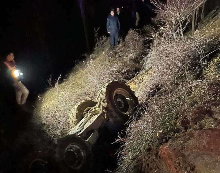 Antalya Korkuteli’nde traktör kazası: 14 yaşındaki sürücü ve kardeşi traktör altında kalarak can verdi – Birlik Haber Ajansı