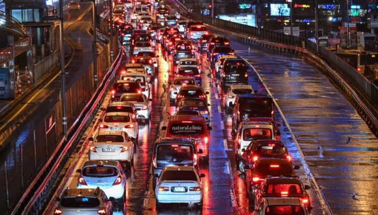 İstanbul trafiği kar yağışını engelliyor