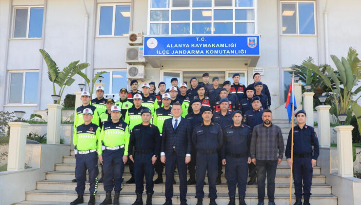 Alanya Kaymakamı Ürkmezer, Jandarma personeline başarı belgesi takdim etti – Birlik Haber Ajansı