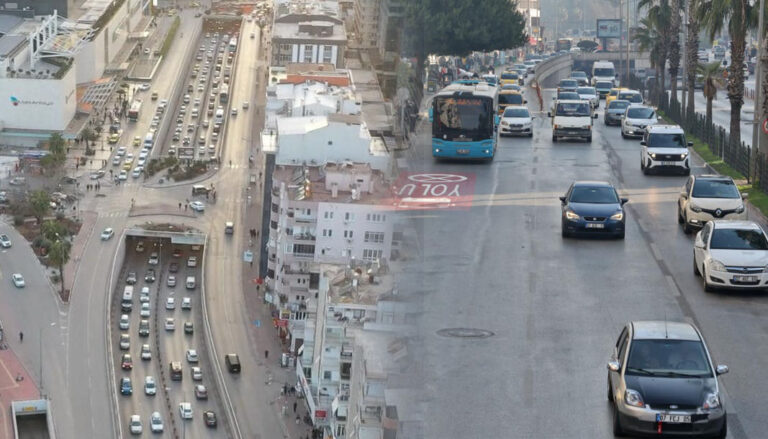Antalya’da trafikte otobüslere özel şerit uygulaması başladı