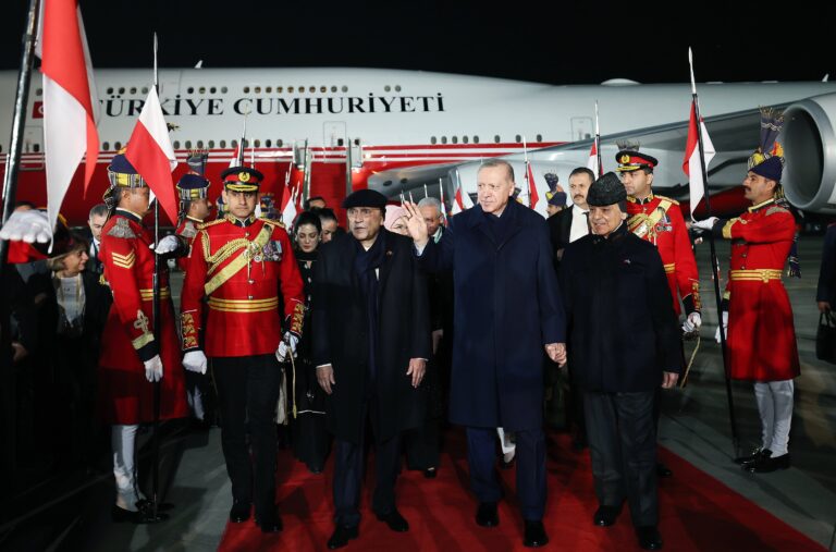 Cumhurbaşkanı Erdoğan, Pakistan’da temaslarda bulunuyor
