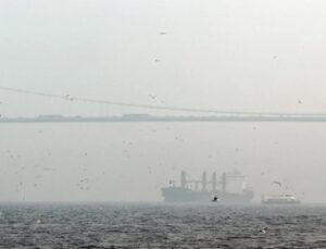 İstanbul Boğazı'nda gemi trafiğine sis engeli