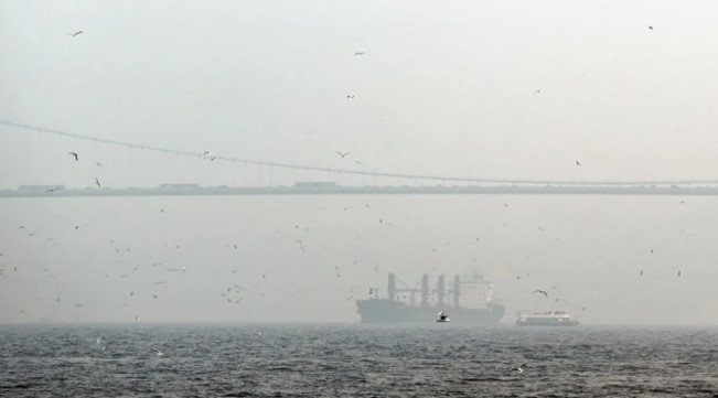 İstanbul Boğazı'nda gemi trafiğine sis engeli