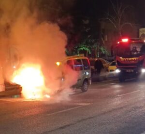 Kars'ta seyir halindeki araç cayır cayır yandı