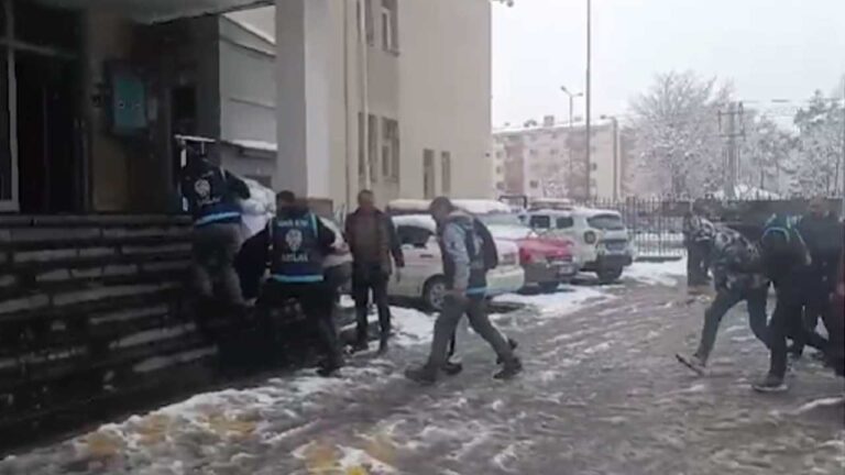 Kayseri’de fuhuş çetesine şafak operasyonu: 10 kadın kurtarıldı! 6 gözaltı