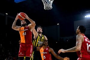 Olaylı derbinin galibi Fenerbahçe Beko oldu