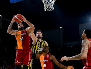 Olaylı derbinin galibi Fenerbahçe Beko oldu