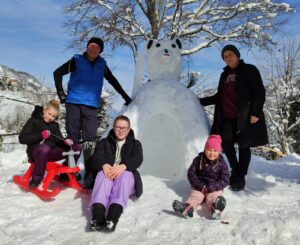 Şalpazarı'nda dededen torunlara kardan panda ev sürprizi