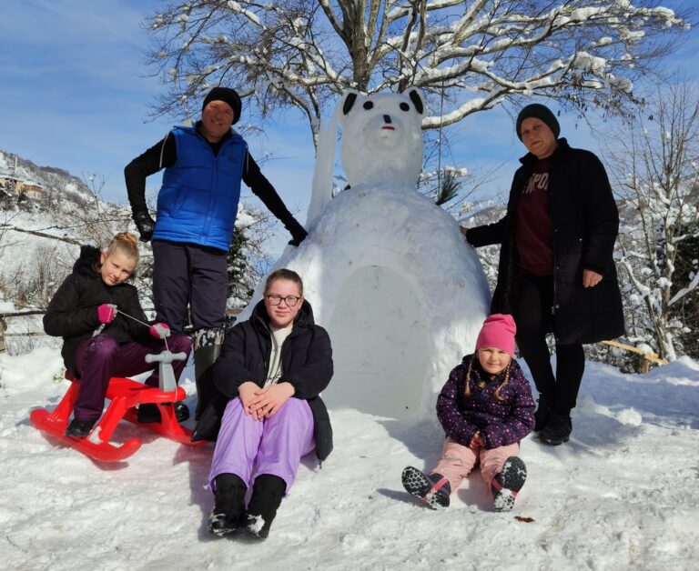 Şalpazarı'nda dededen torunlara kardan panda ev sürprizi