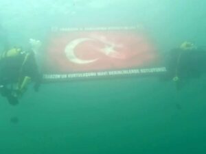 Trabzon’un kurtuluşunu mavi derinliklerde kutladı
