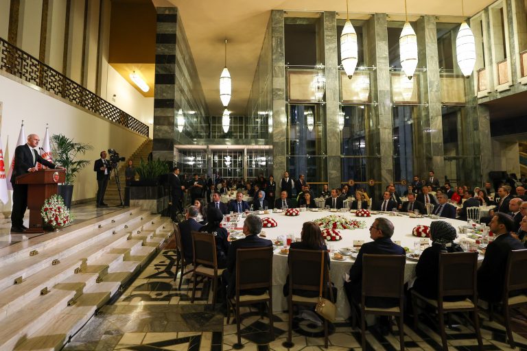 600 milletvekilinin arkasındaki görünmez kahramanlar