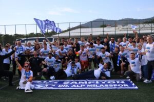 Dr. Alp Milasspor, şampiyonluk kupasını kaldırdı!