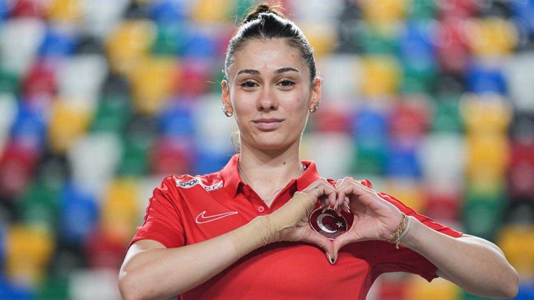 Milli Sporcu Aysel Önder, dünya rekoru kırarak altın madalya kazandı
