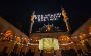 Ramazan Ayının İlk Teravihi Valide-i Cedid Camii'nde Coşkuyla Kılındı