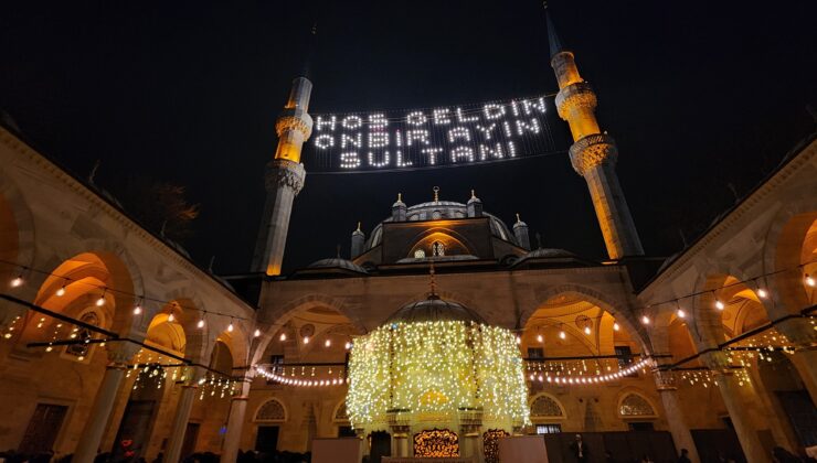 Ramazan Ayının İlk Teravihi Valide-i Cedid Camii'nde Coşkuyla Kılındı