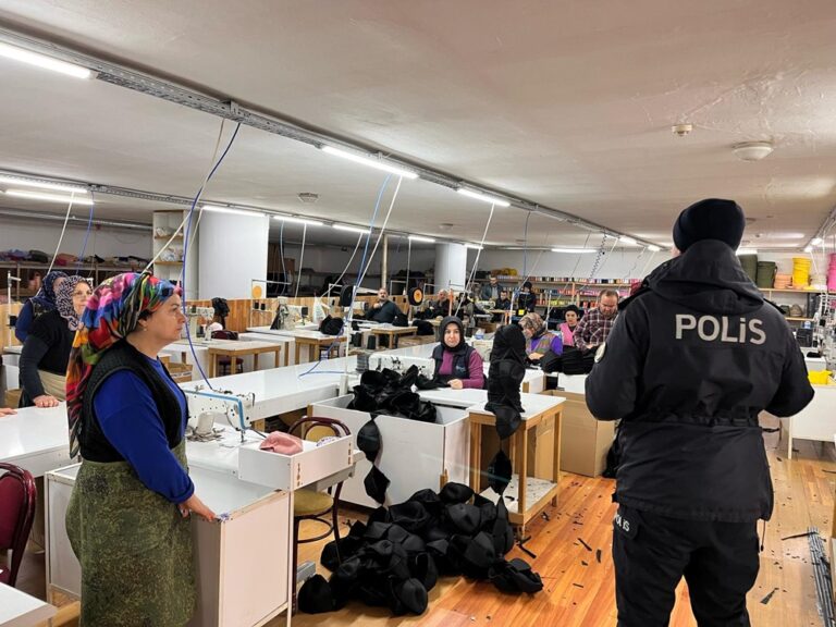 Şalpazarı Emniyeti Dolandırıcılara Karşı Vatandaşı Bilgilendirmeye Devam Ediyor