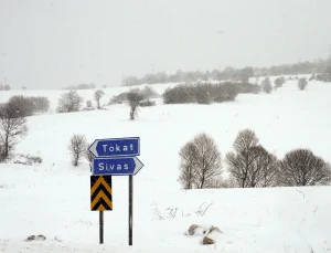 Tokat-Sivas kara yolunda kar kalınlığı 20 santimetreye ulaştı