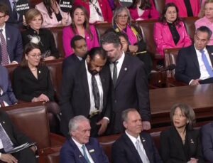 Trump'ın Kongre konuşmasını bölen Demokratlar salondan çıkarıldı!