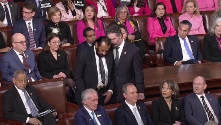 Trump'ın Kongre konuşmasını bölen Demokratlar salondan çıkarıldı!