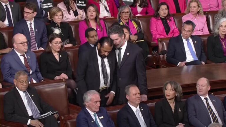 Trump'ın Kongre konuşmasını bölen Demokratlar salondan çıkarıldı!