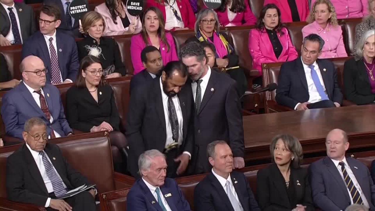 Trump'ın Kongre konuşmasını bölen Demokratlar salondan çıkarıldı!