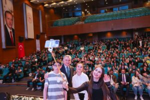 Bakan Dr. Osman Aşkın Bak, gençlerle buluştu