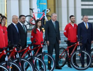 Cumhurbaşkanı Erdoğan, Türkiye Bisiklet Turu heyetini Beştepe'de ağırladı
