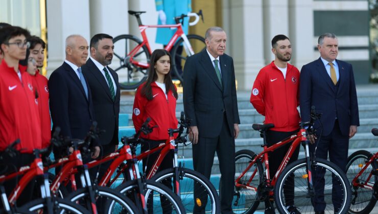 Cumhurbaşkanı Erdoğan, Türkiye Bisiklet Turu heyetini Beştepe'de ağırladı